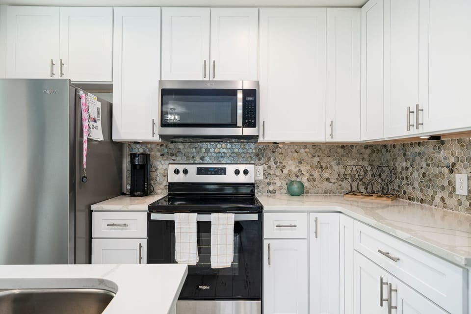Full Kitchen - Stainless Appliances