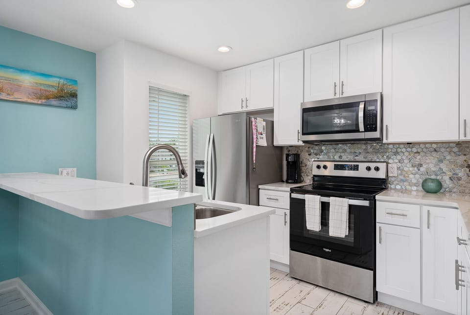 Full Kitchen - Stainless Appliances