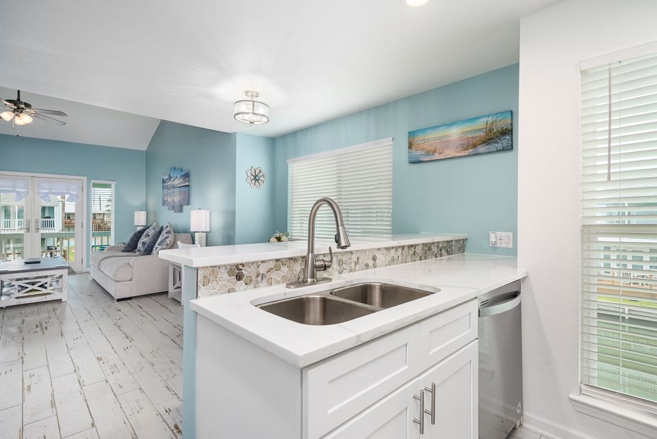 Full Kitchen - Stainless Appliances