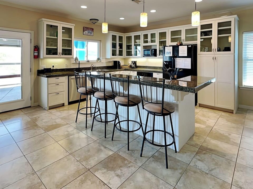 Full Kitchen - Countertop Seating for 4 - Second Floor