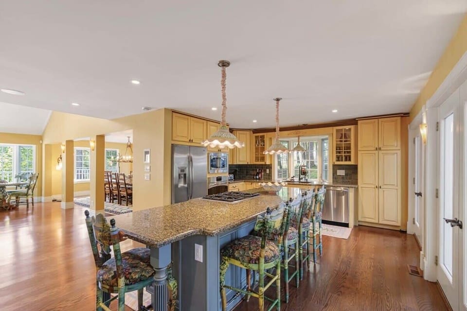 Breakfast Counter with Plenty of Seating
