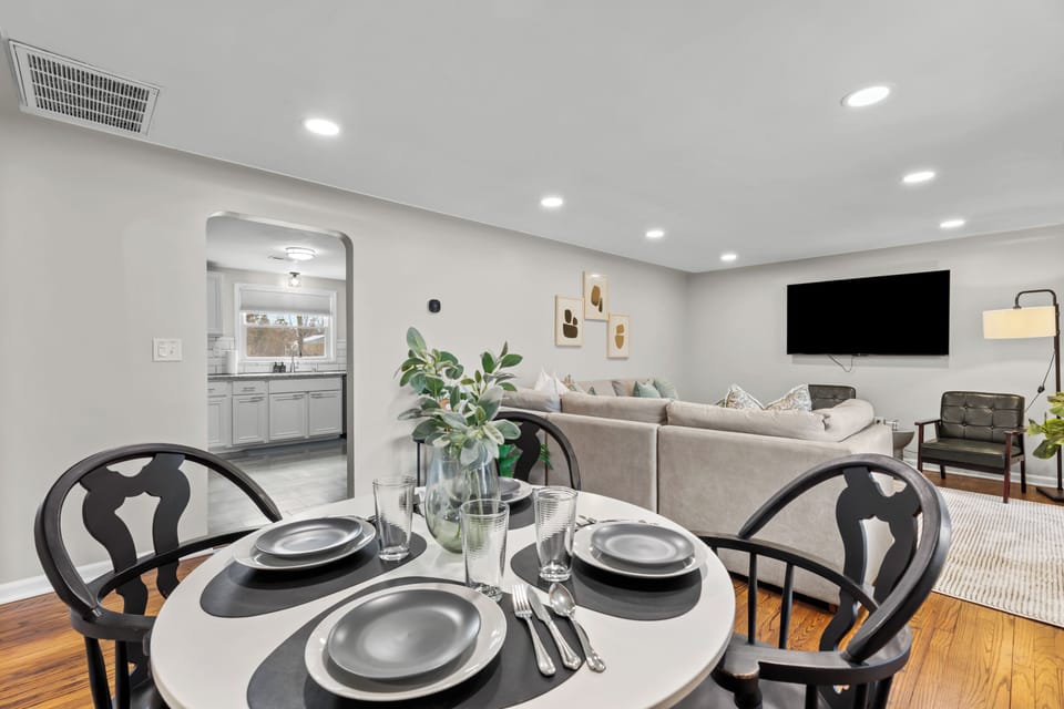 A cozy 4-seater dining room.