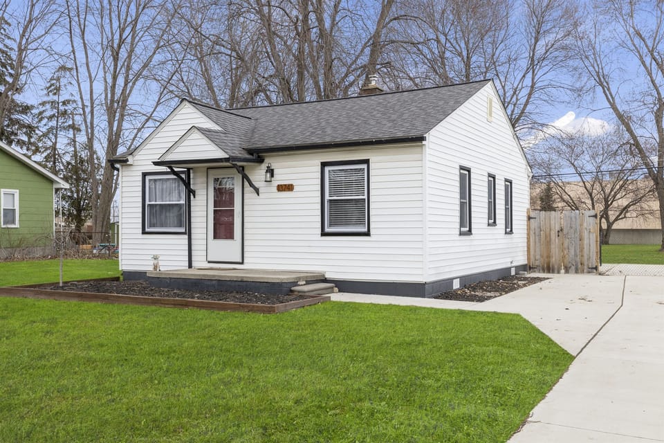 Cozy home is located right near 696 in central Warren