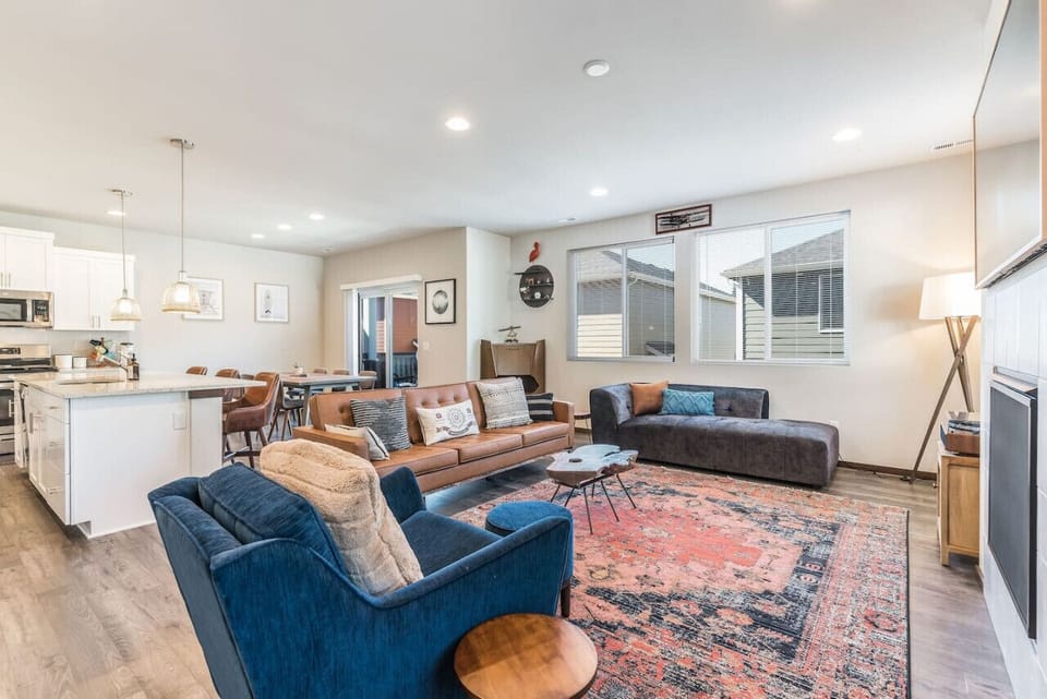 Living space is open, bright and clean with ample room for you and your guests.