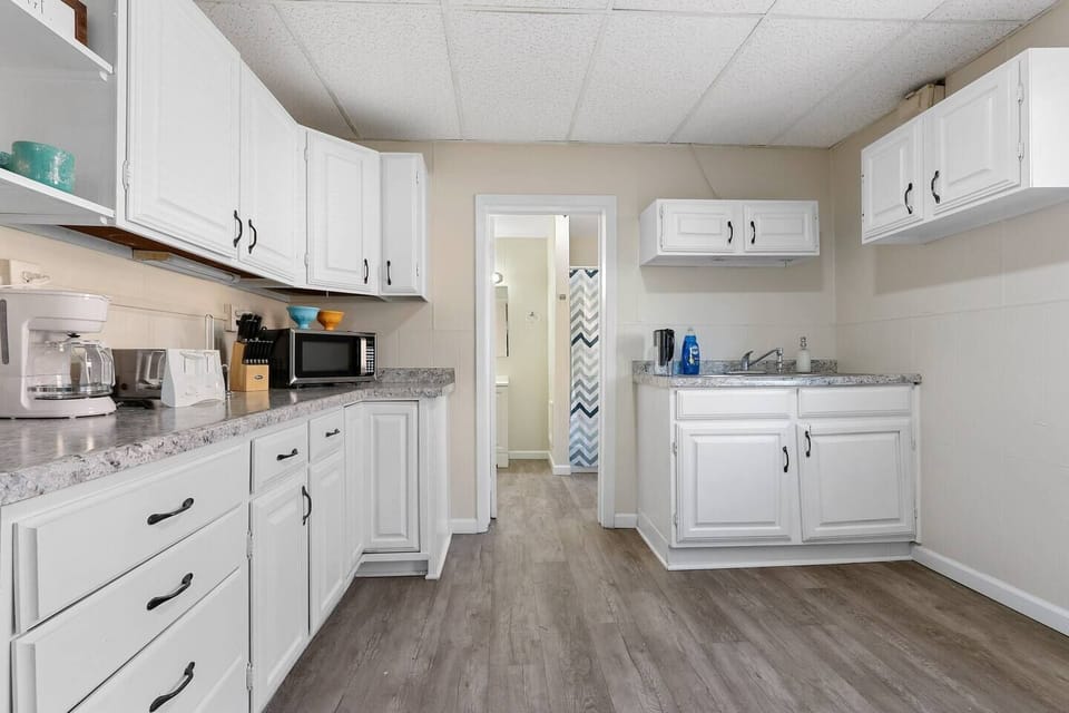 Large, fully furnished and newly updated kitchen area
