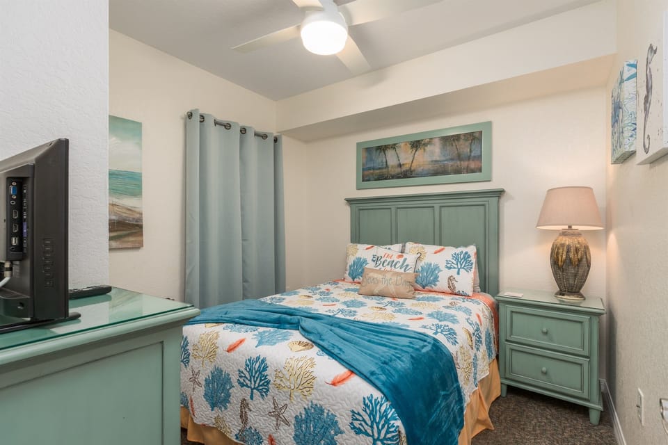 Guest Bedroom, Queen Bed