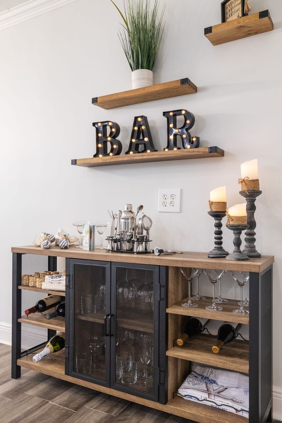 Fun and relaxing bar.