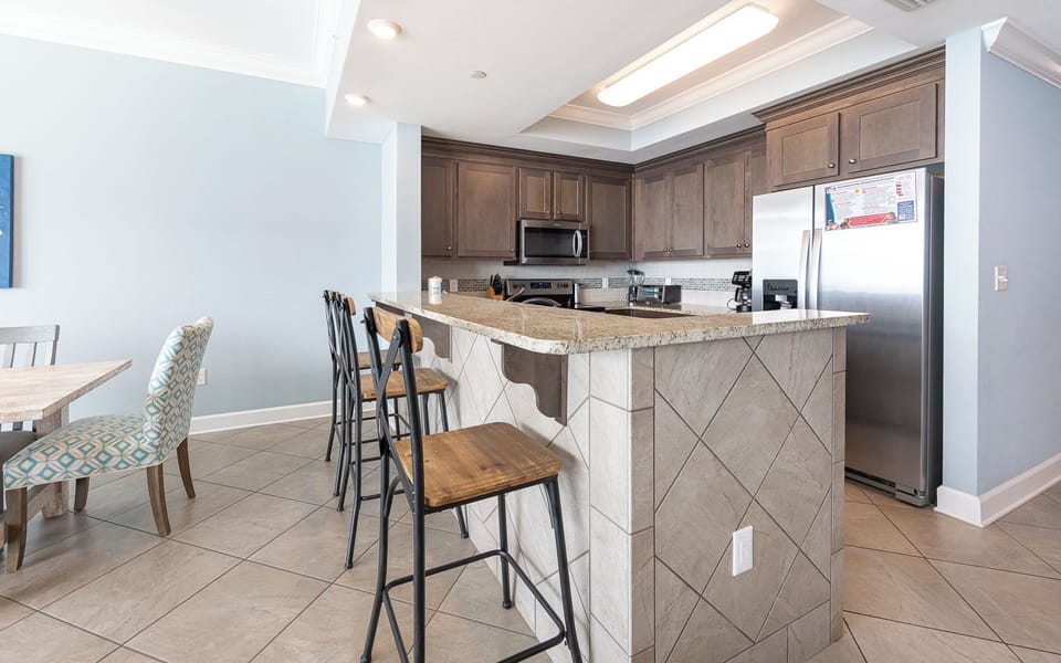 Wake up with morning coffee at the breakfast bar and get ready for a beach day in this stylish space