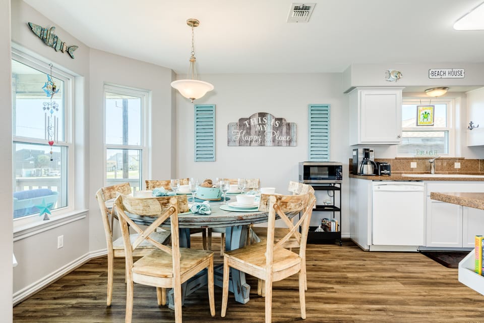 Comfortably sit up to 6 at the dining table