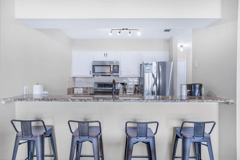Eat-in kitchen bar seats 4