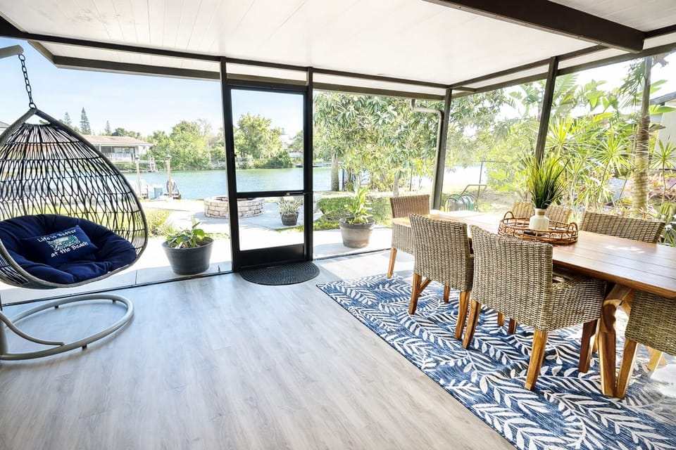 Screened porch for 6 • 32” TV • Tropical water views
