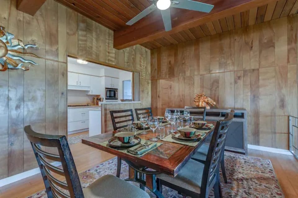 Formal Dining room on upper split level. Seats 6. 