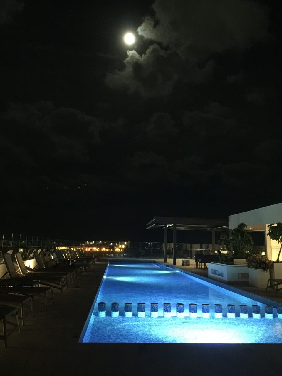 Full moon pool 1
