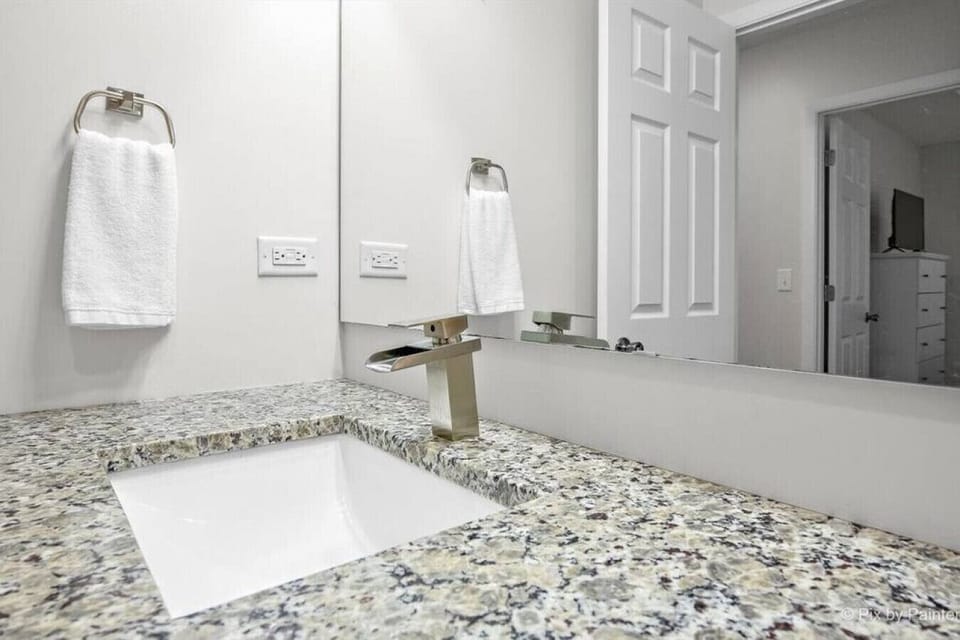 🪥 Freshen up and get ready for the day with this convenient bathroom sink.