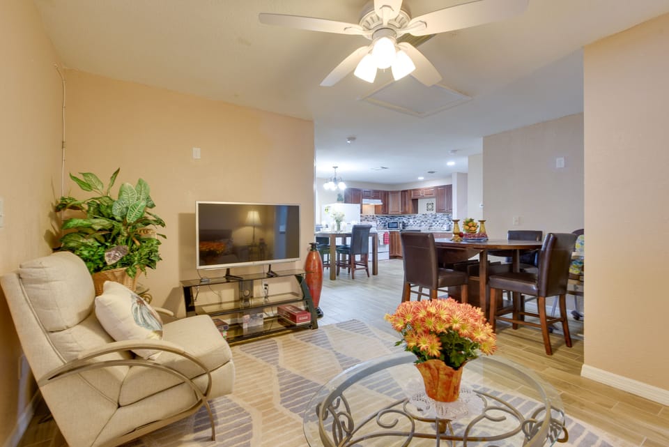 Living Room | Free WiFi | Smart TV w/ Cable | Central A/C