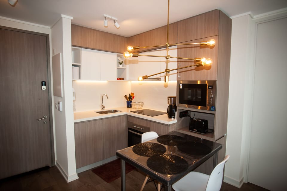 Cocina cuenta con mesita para 4 personas, que puede servir de kitchen island