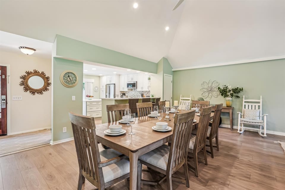 Dining Table at 30 Stoney Creek