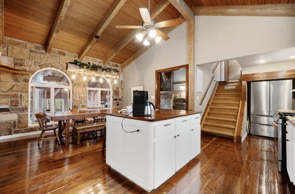 Entertaining gourmet kitchen