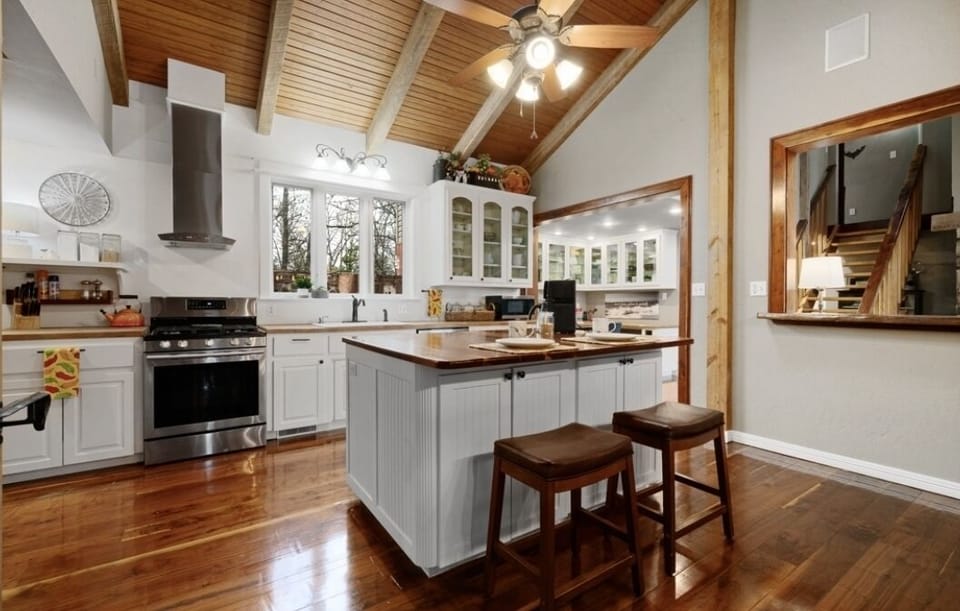 Entertaining gourmet kitchen