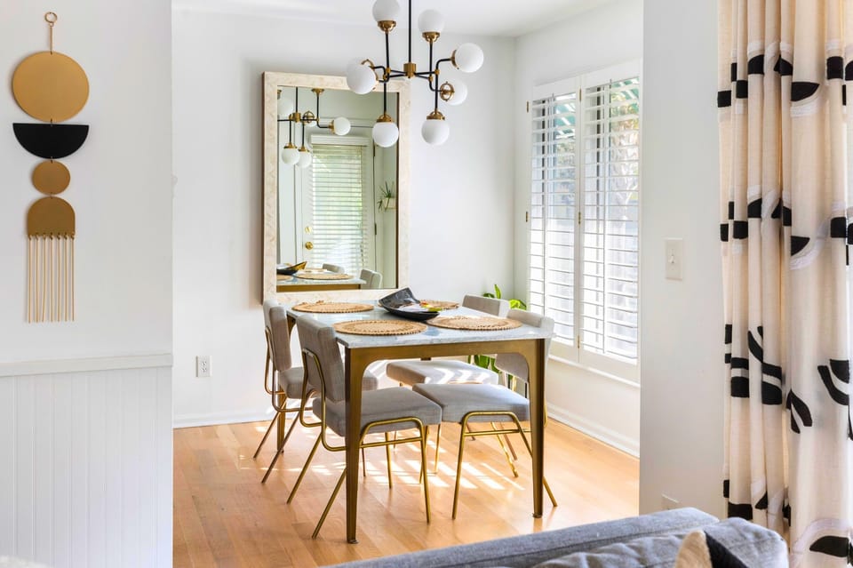 Stylish Dining Area - Perfect Spot for a Meal or a Game of Cards