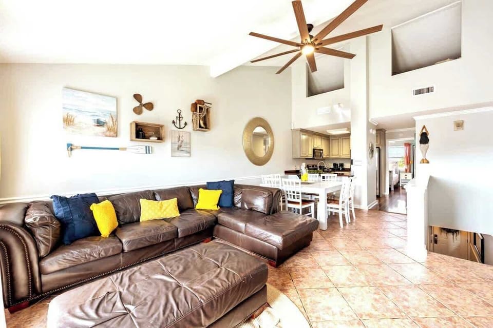 Upstairs, guests can relax together in the living room!