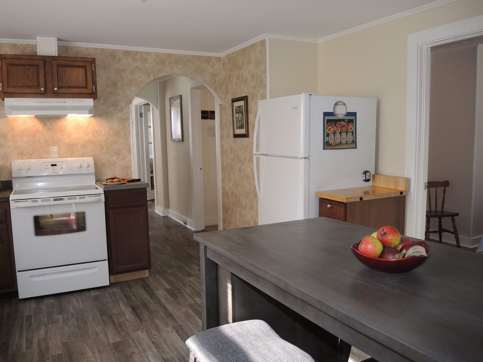 Eat-in kitchen
