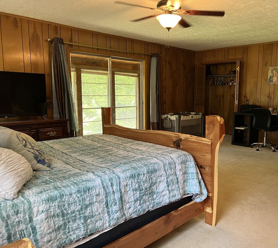 Master bedroom 
playpen & desk
