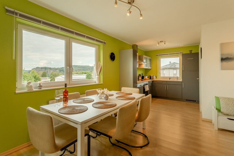 Gemeinsam Kochen macht Freude! Zaubert euch in der voll ausgestatteten Küche eine leckere Mahlzeit. Und genießt beim Essen die wunderschöne Fernsicht.