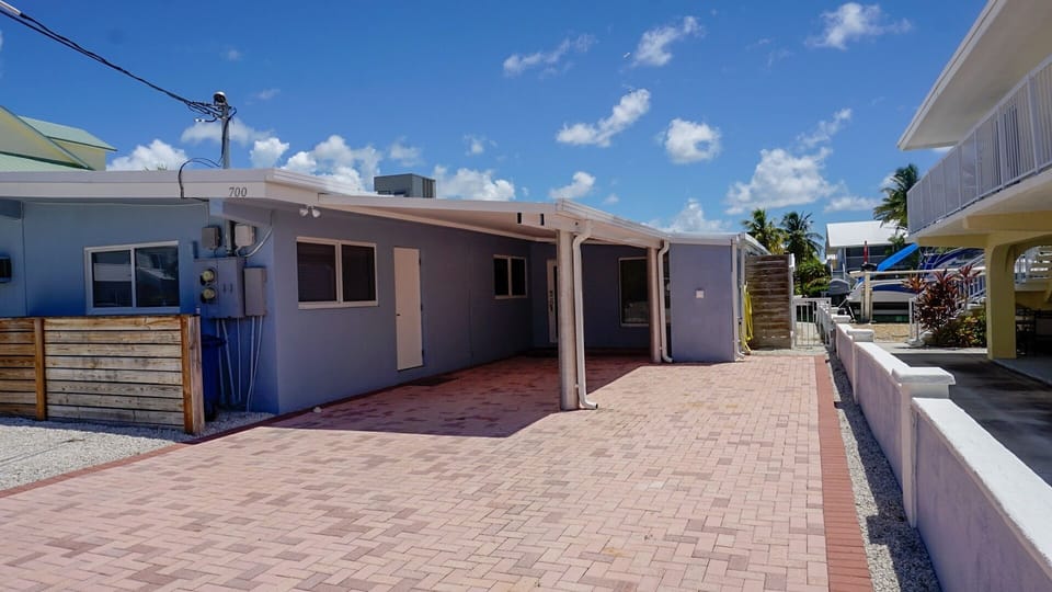 Plenty of parking - boat trailers welcomed!