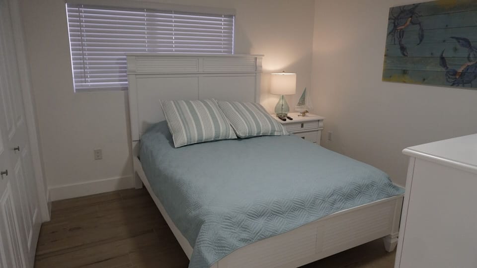 Queen bedroom with all the extras and plenty of space. 