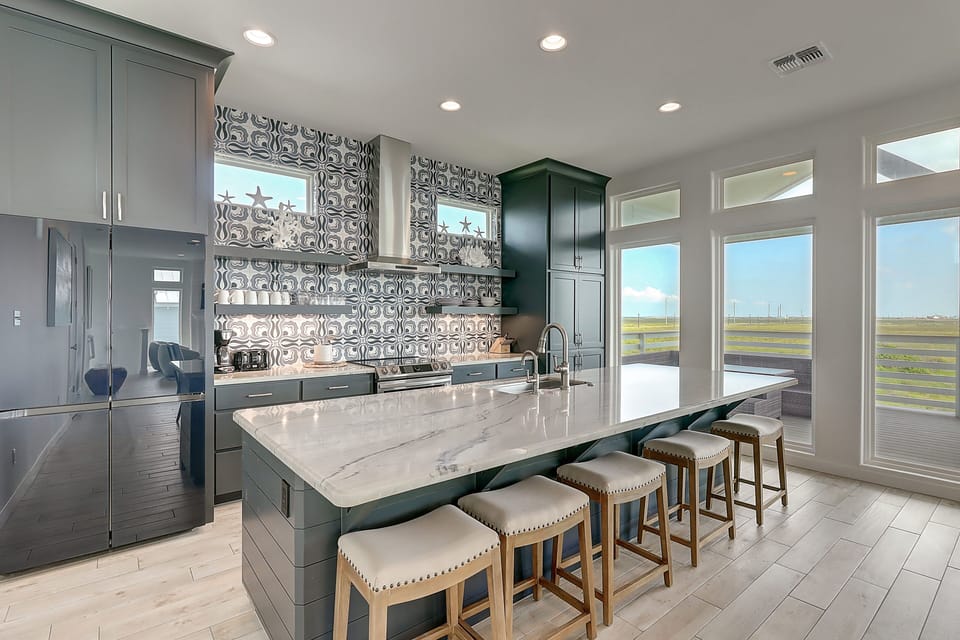 Full Size Kitchen with Breakfast Bar