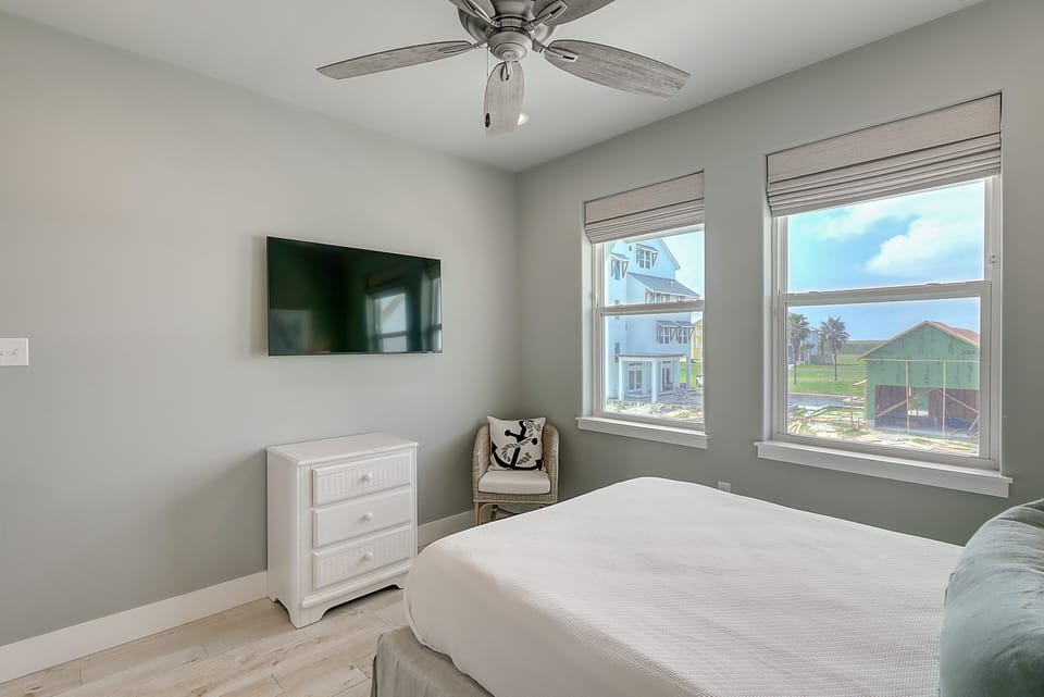 Third Bedroom - Queen Bed with Tv