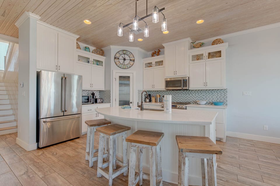 Full Kitchen - Countertop Seating For 4 - First Floor