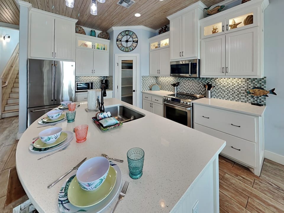 Full Kitchen - Stainless Steel Appliances - First Floor