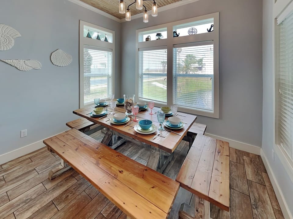 Dining Area - Seating for 6 - Second Floor