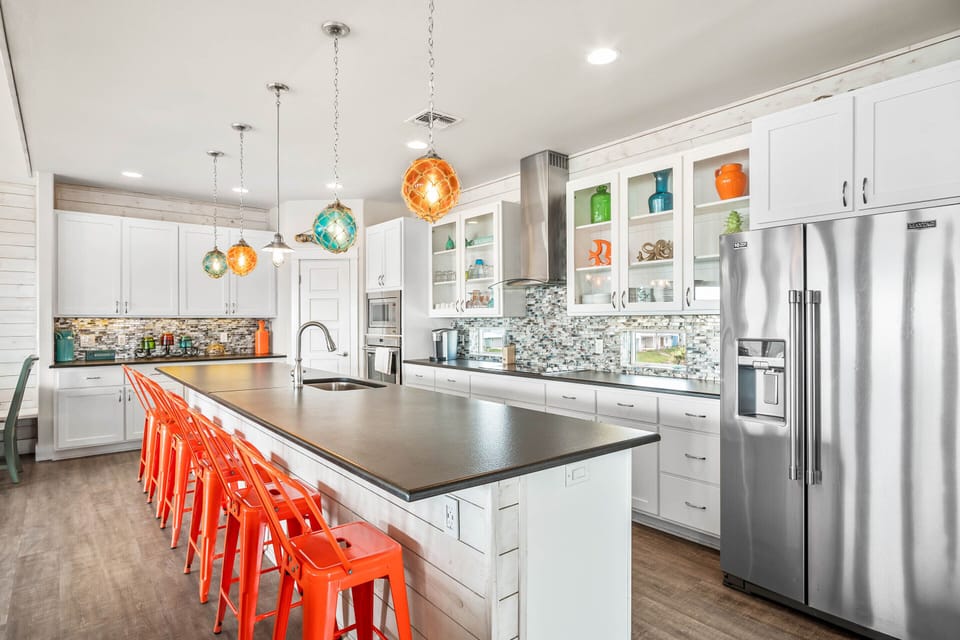 Full Kitchen - Countertop Seating For 6, Stainless Appliances - Third Floor