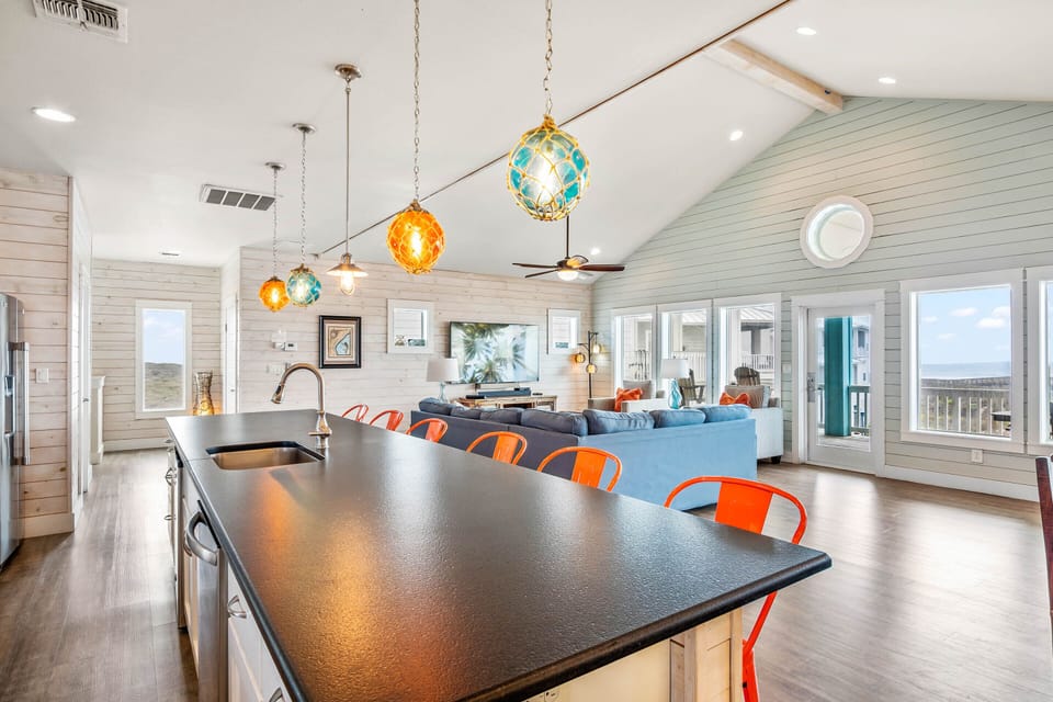 Full Kitchen - Countertop Seating For 6, Stainless Appliances - Third Floor