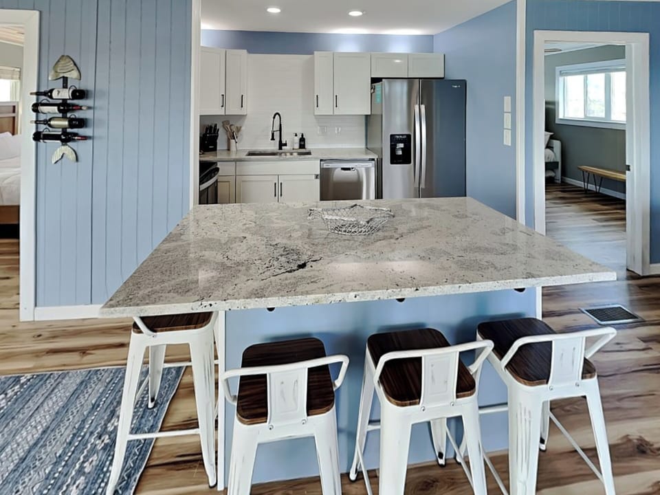 Full Kitchen - Countertop Seating For 4 - Second Floor