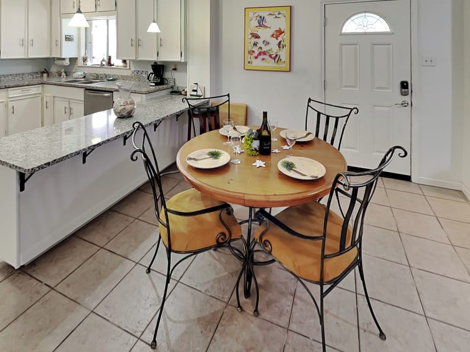 Dining Area - Seating for 4