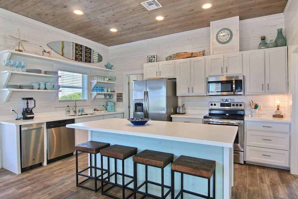 Full Size Kitchen with Breakfast Bar