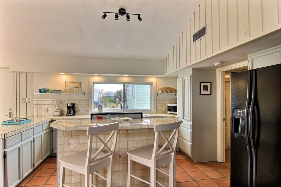 Full Kitchen - Countertop Seating For 2