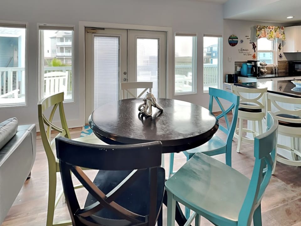 Dining Area - Seating For 5 - Second Floor