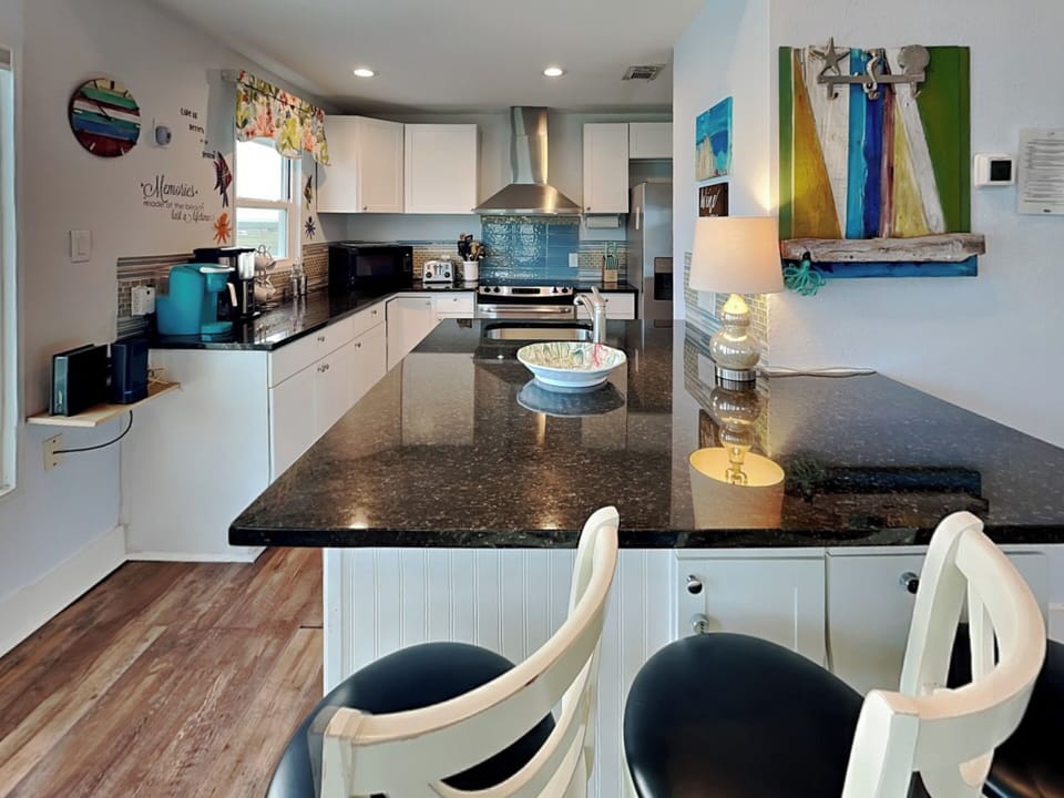Full Kitchen - Stainless Appliances, Countertop Seating For 3 - Second Floor