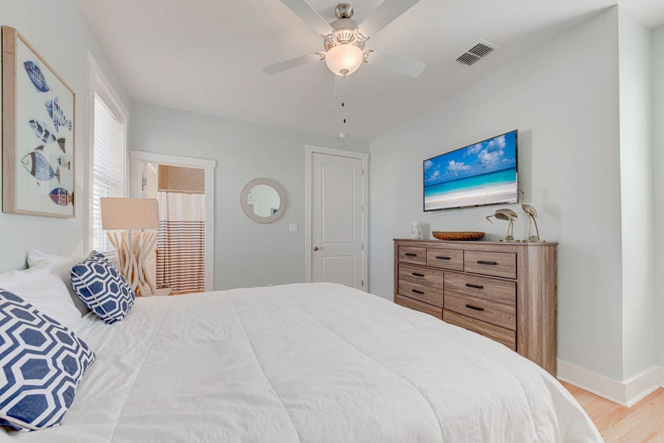 Fifth Bedroom - King Bed + Smart TV - Second Floor