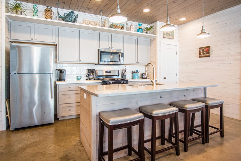 Extra Seating - The added breakfast bar is stylish and convenient when it comes to breakfast or snacks.