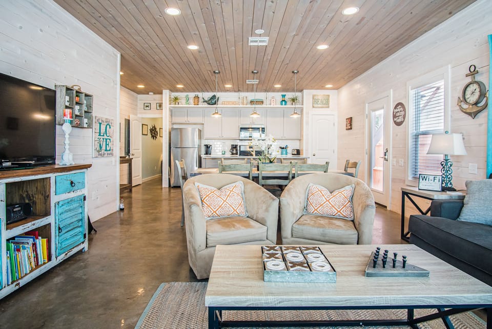 Spend quality time together - The open layout makes it easy for everyone to enjoy each other’s company, whether you’re cooking in the kitchen, surfing the web at the dining table, or stretched out with a book in the living area.