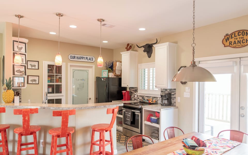 Dining Area - Table + Countertop Seating