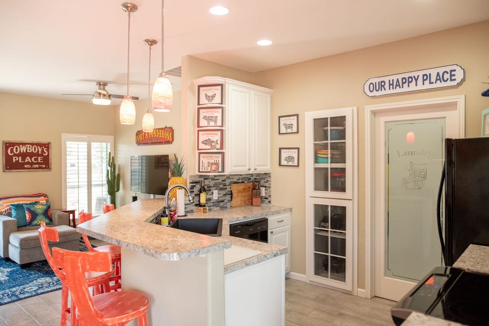 Kitchen - Countertop Seating for 4