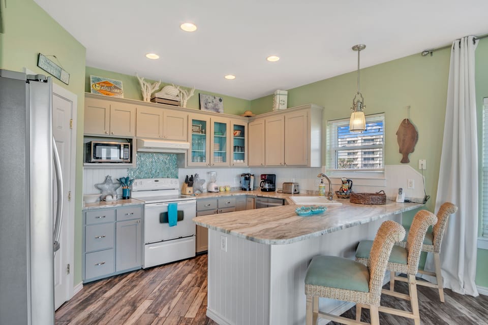 This beautiful kitchen has everything you need.