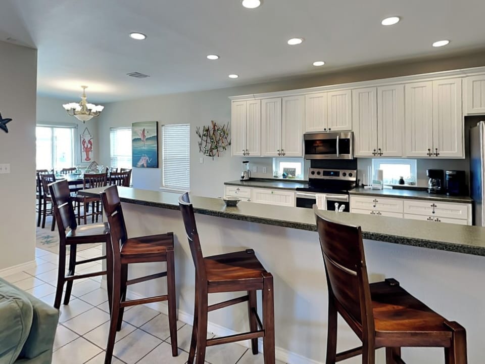 Full Kitchen - Countertop Seating For 4 - First Floor